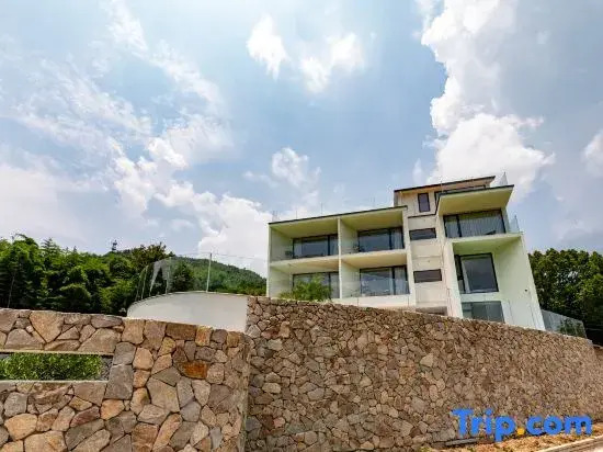 Lotus Mountain Hotel