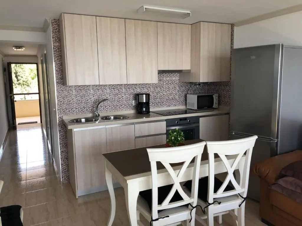 Apartamento 4-2, Edificio Eden Roc I
