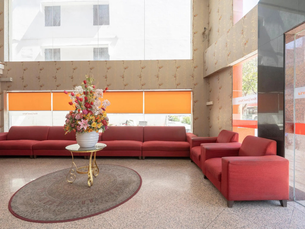 OYO 89978 Hotel Grand Maria