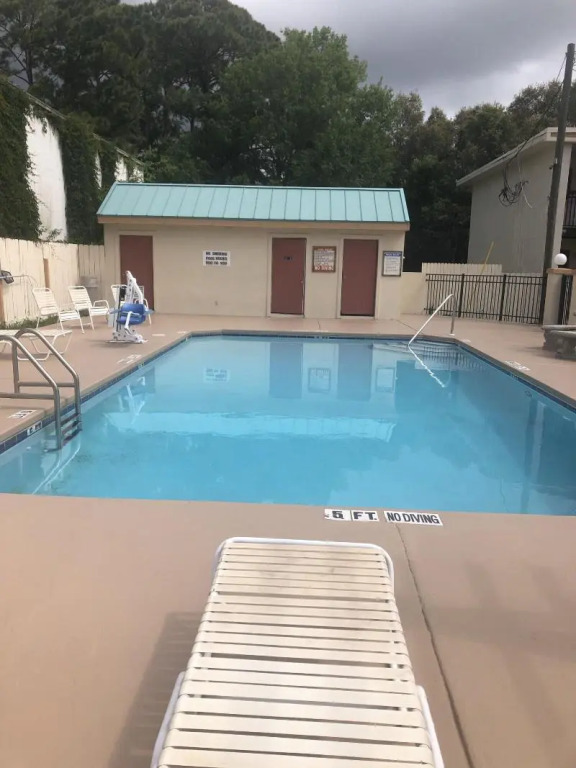 Hole Inn the Wall Hotel - Fort Walton Beach - Sunset Plaza - nearby Beaches & Hurlburt