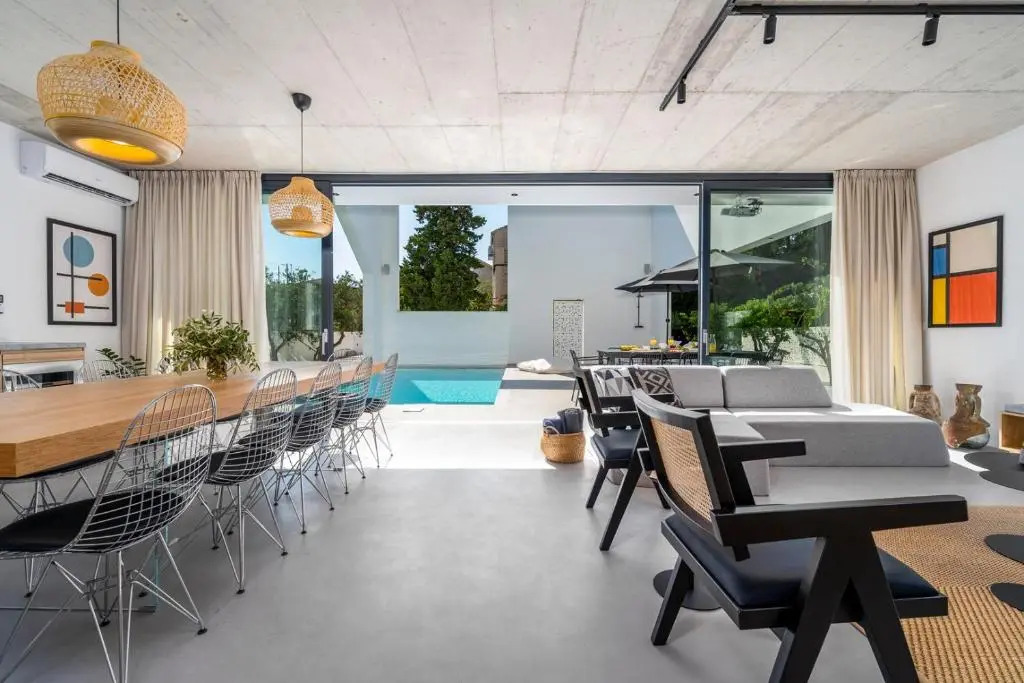 Luxury 5-bedroom Villa Altabianca with a Heated Pool, Finnish sauna, an outdoor Cinema, 50m from the beach