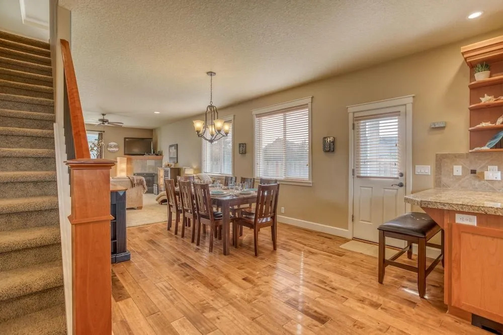 Spacious Outdoor Oasis with Hot Tub and Entertainment - Exquisite Beach Retreat