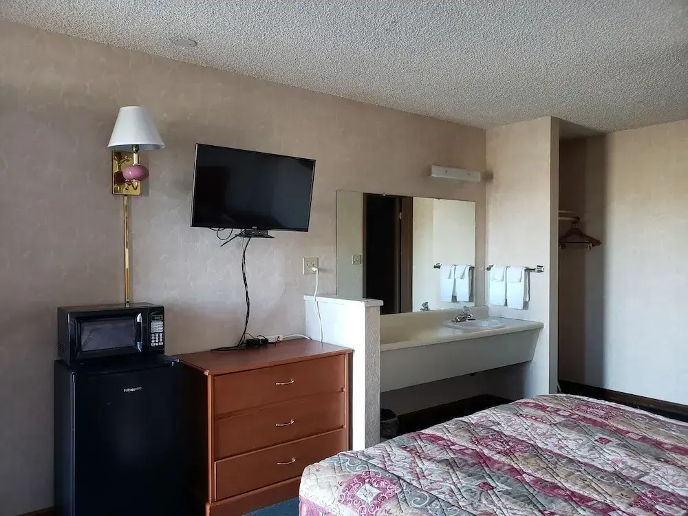 Oasis Inn and Suites