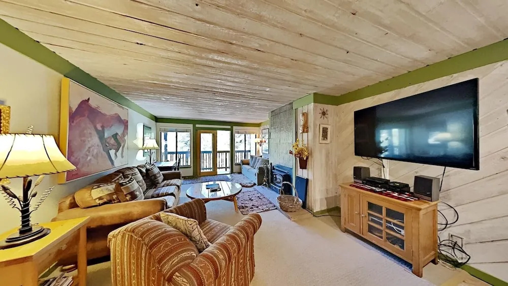 Beautiful One Bedroom Condo! Just Steps to Mammoth Mountain with Fully Equipped Kitchen! by RedAwning