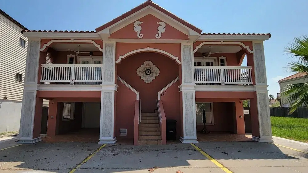 Cozy 2 bedroom Big Pool 75 yards to Beach 2 Bedroom Home by RedAwning