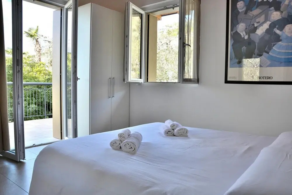 North House - Sleeps 4 Shared Pool Lake View in Torri del Benaco