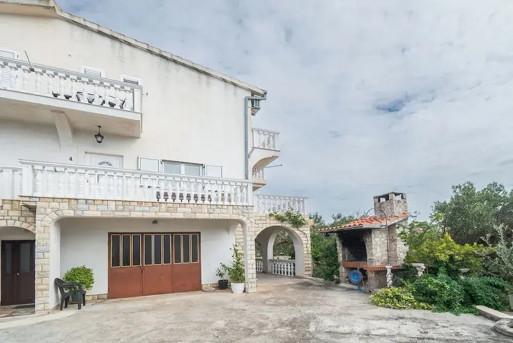 Apartment and Rooms Radojka