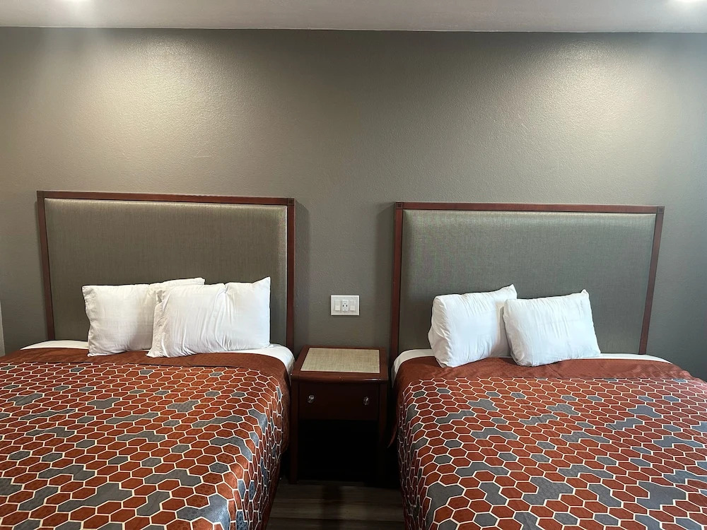ROYAL MOTEL TRACY