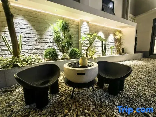 Weixi Homestay (Mangshi Square)