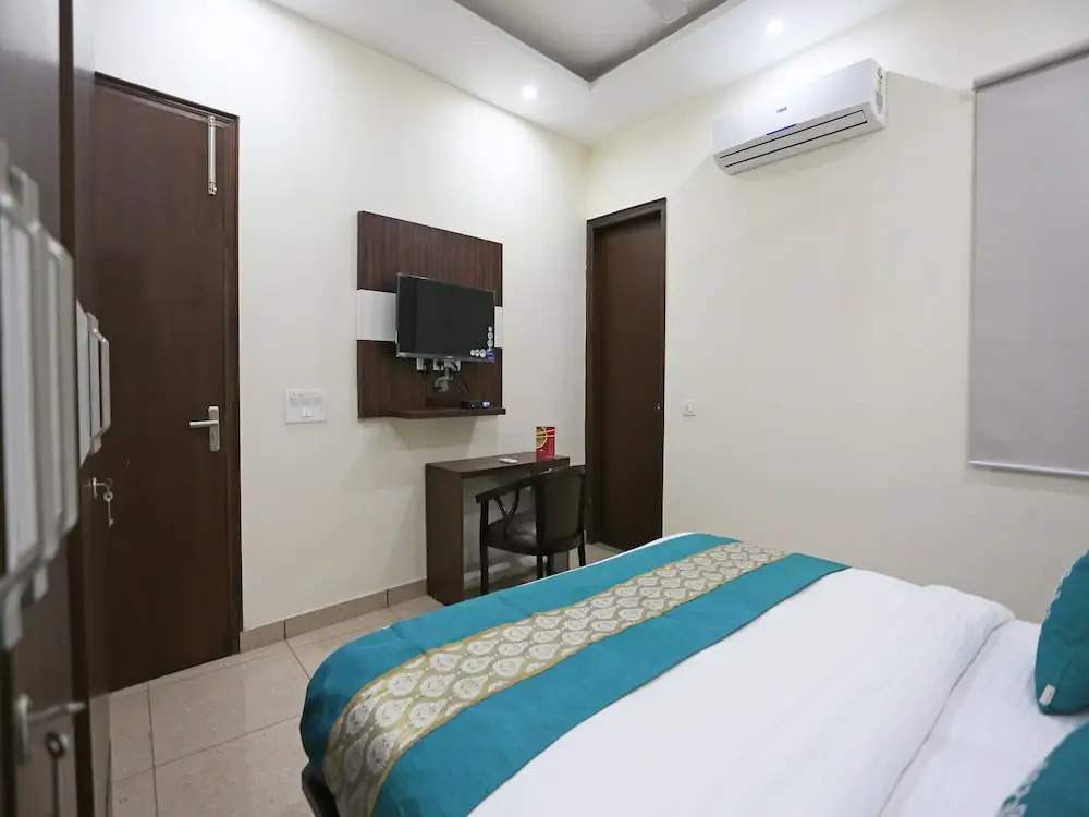 OYO 8205 Hotel Petals Inn