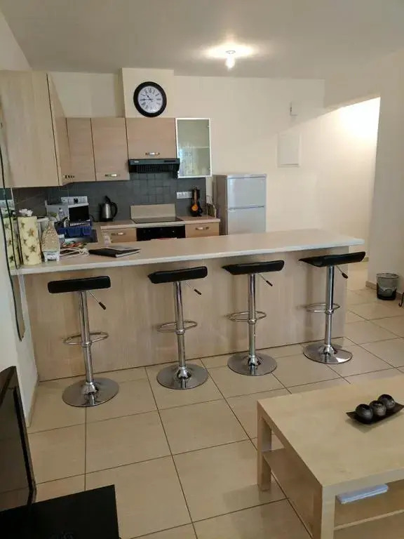 104 Excellent 2 bed apartment with pool view, AC & gym!