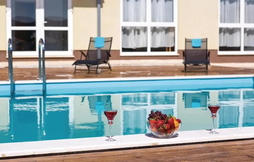 Amazing Home in Divulje With Wifi and 8 Bedrooms