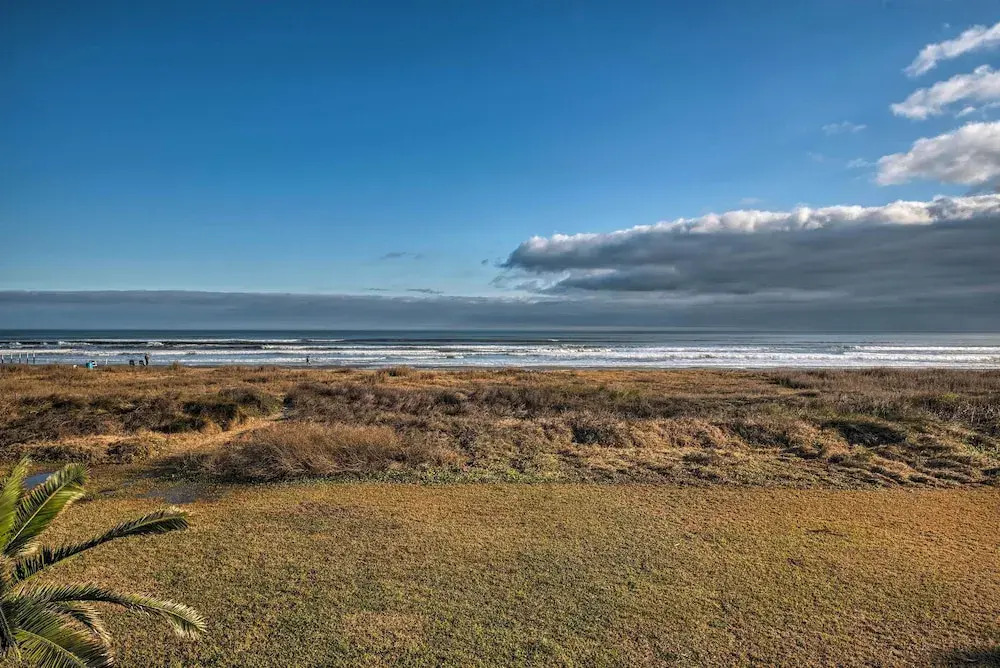 Steps to Gulf! Pet-friendly Galveston Getaway