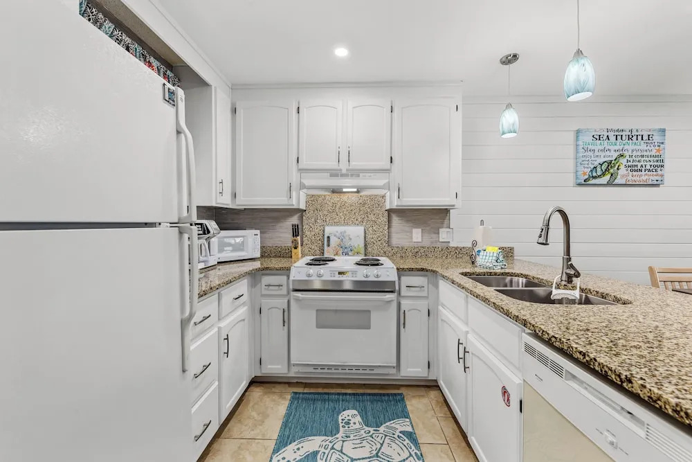 Short Walk to The Beach! Community Pool! Sleeps 8