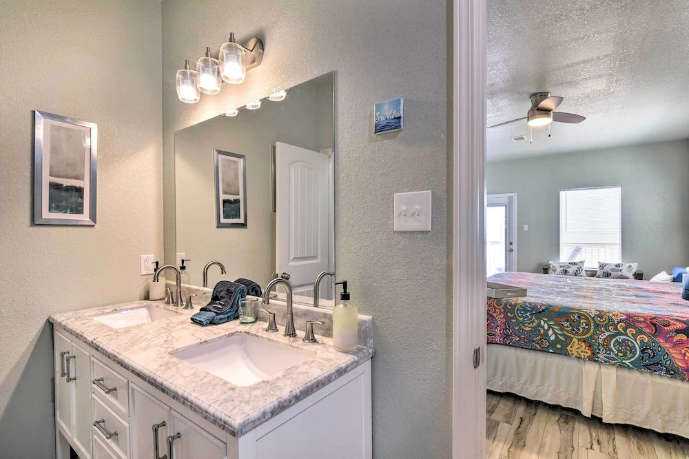Gulf-View Home w/ Dog Run in Surfside Beach