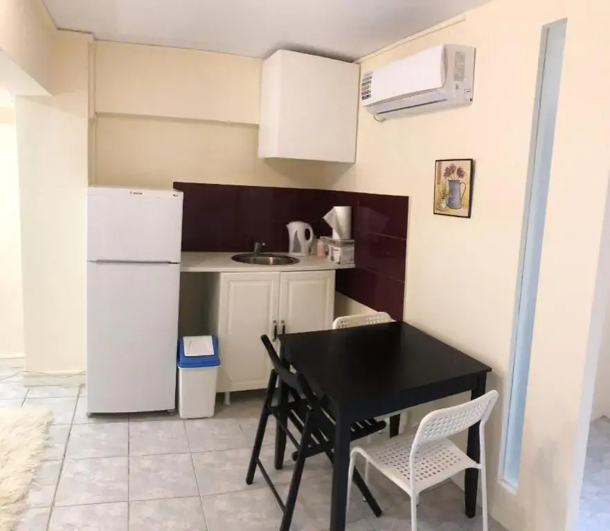 sunmer apartment 1minute from sea, 15 min from the airport