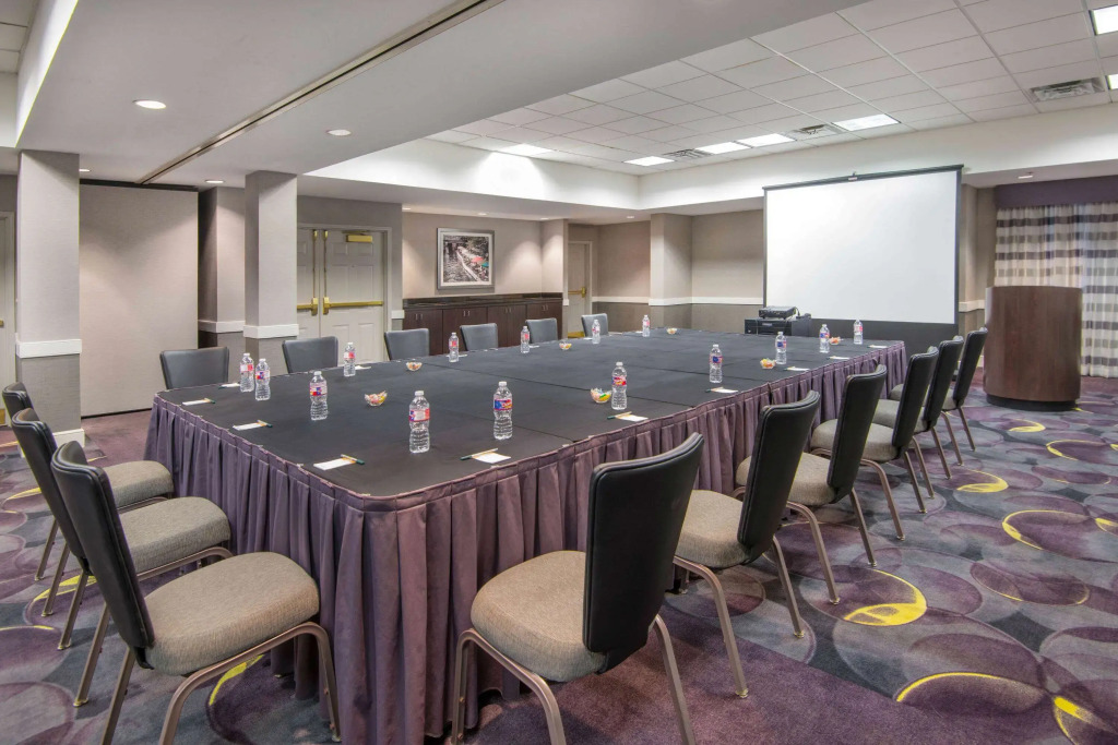 La Quinta Inn & Suites by Wyndham San Antonio Riverwalk
