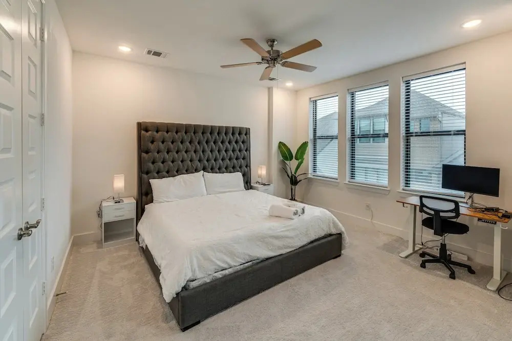 10 Mi to Dtwn Dallas: Sleek Retreat w/ Balcony