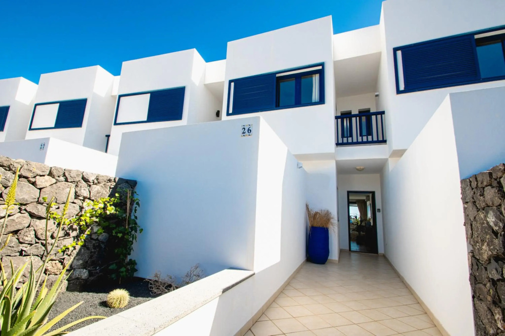 FRONTLINE VILLA 26, well-designed with a heated pool