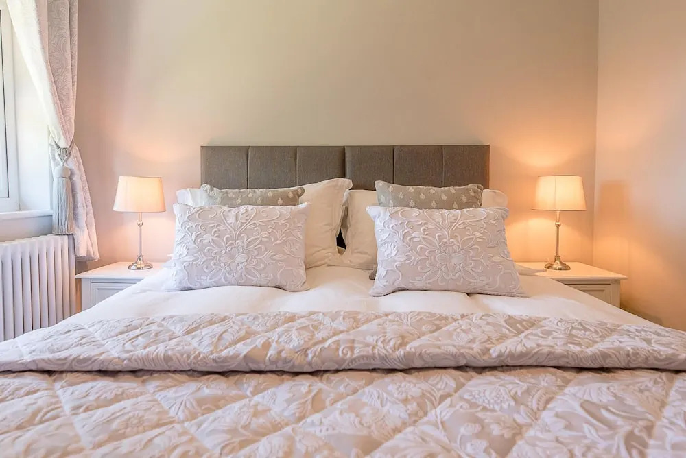 Chapel Cottage at Pond Hall Farm, Stunnning Property with Private Hot Tub, Hadleigh