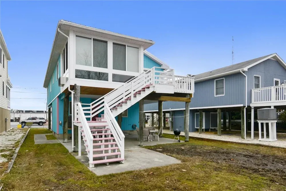 208 Hollywood Street by Long & Foster