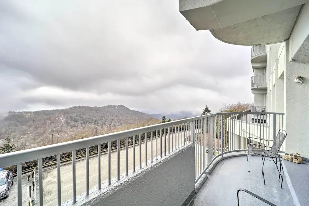 3 Mi to Skiing: Mtn-view Condo in Sugar Top Resort