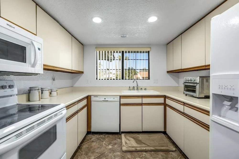 Stylish Condo With Panoramic View Community Pool