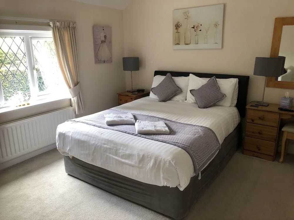 Trumbles Gatwick B&B, Peaceful Stay with Parking & Easy Airport Access