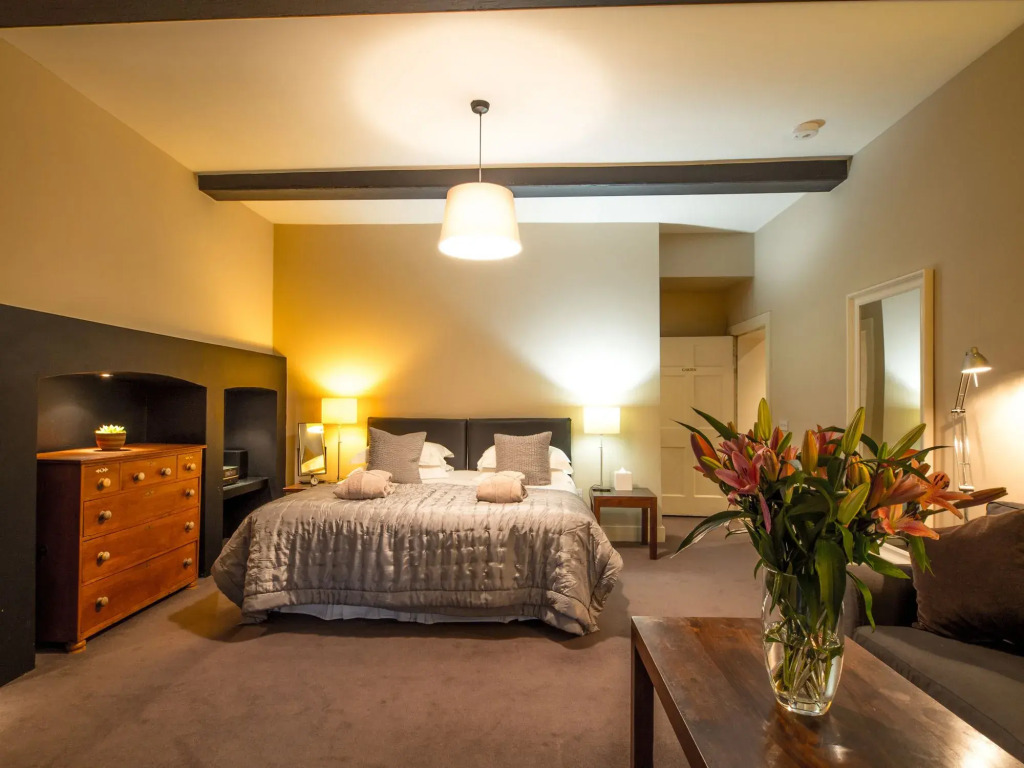 Six Brunton Place Guest House