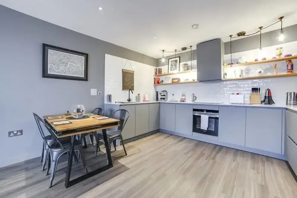 Modern 2bed W/balcony Sleeps 6 in Hackney