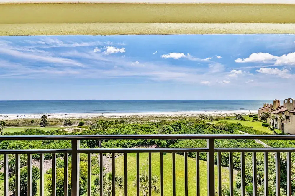 Oceanfront Condo With Spacious Balcony, Great Views, AC & Outdoor Pooloc