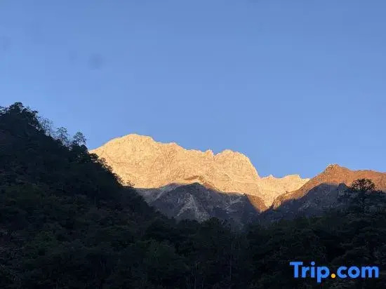Hutiaoxia Village Upper-class Luxury Homestay
