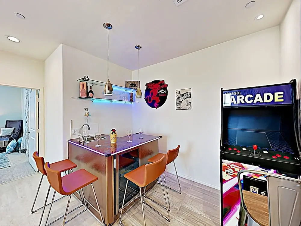 Stunning Beach W/ Pool, Views, Bar & Arcade 3 Bedroom Condo