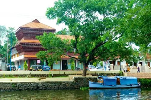 Sisir Palace Backwater Resort