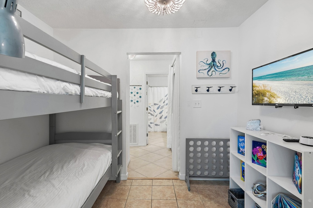 Tradewinds Condominium #28- At the Beach!