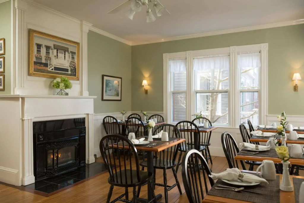Brass Lantern Inn