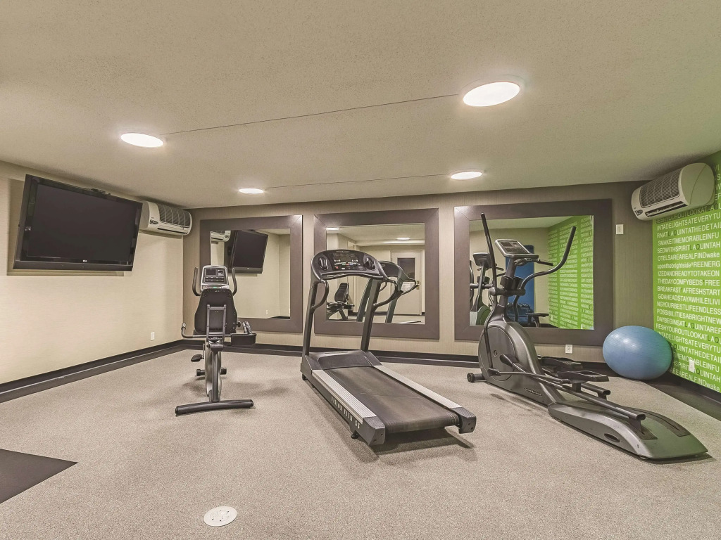 La Quinta Inn & Suites by Wyndham Cleveland Airport West