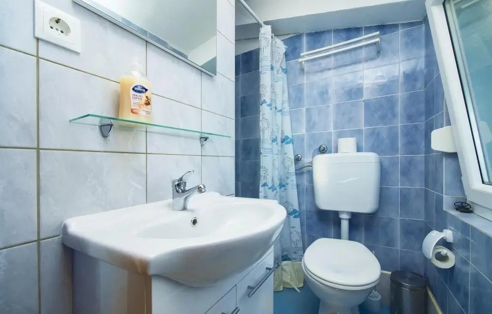 Amazing Apartment in Podstrana With 3 Bedrooms and Wifi