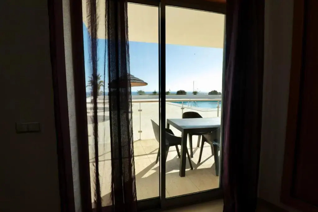 Olhos De Água 1BR with Pool, AC and Free Parking