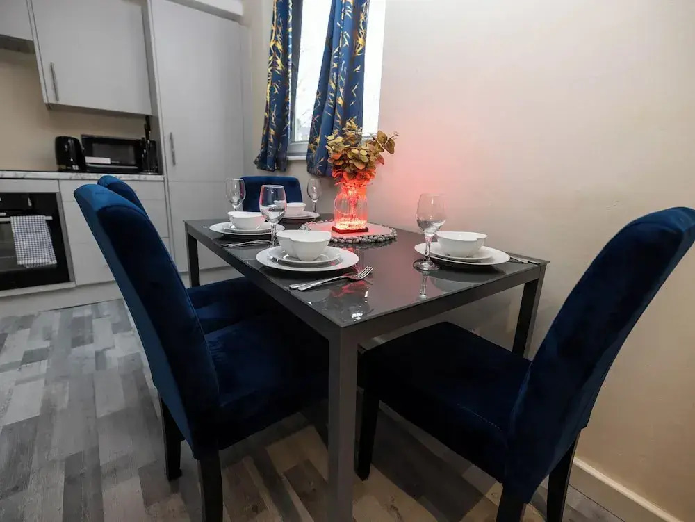 1 Bed-4guests-sofabed-wifi-closetocity-parking