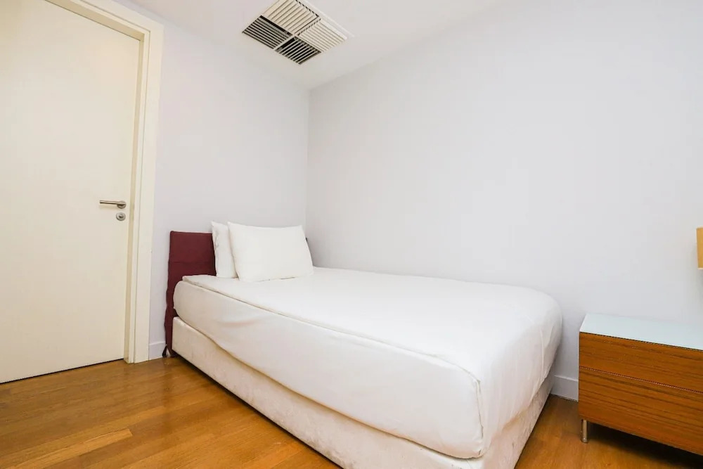 Private Garden Oasis in 4-bed Flat, With Hotel Perks