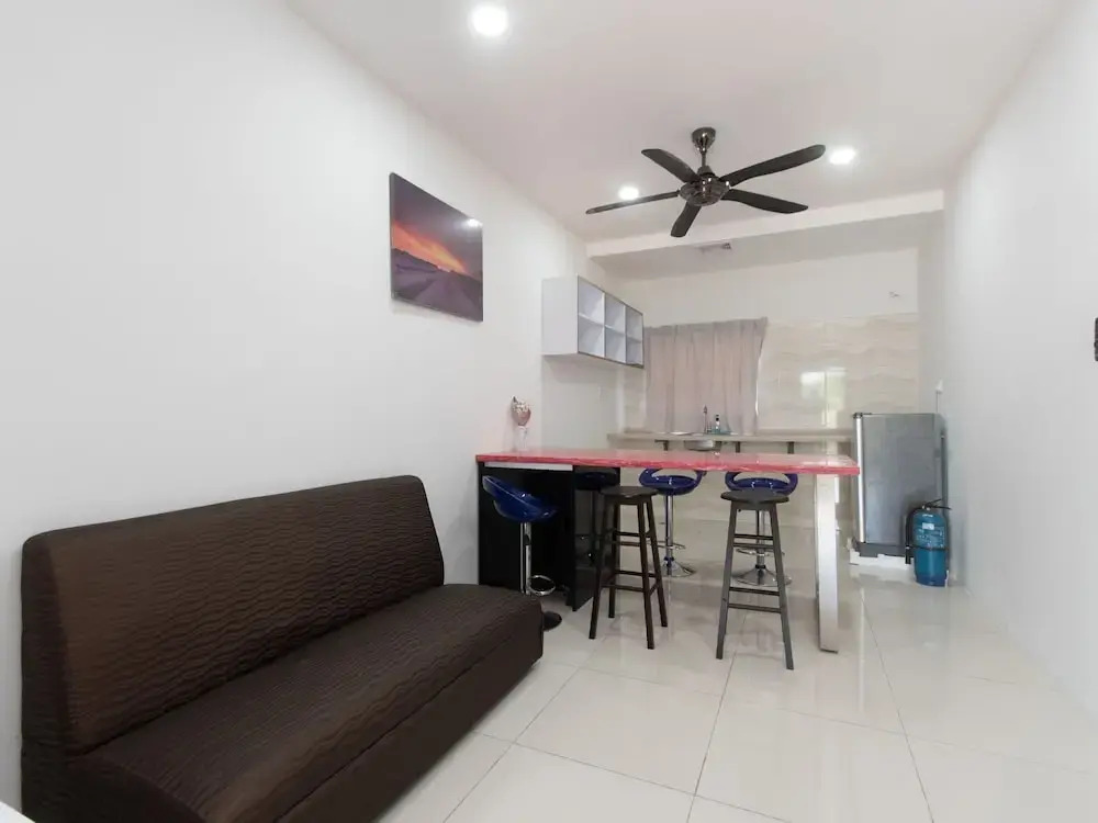 Weng Bee Guest House by OYO Rooms