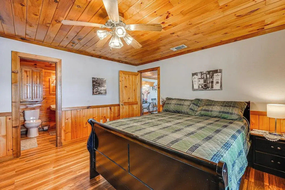Broken Bow Cabin w/ Hot Tub & Fishing On-site!