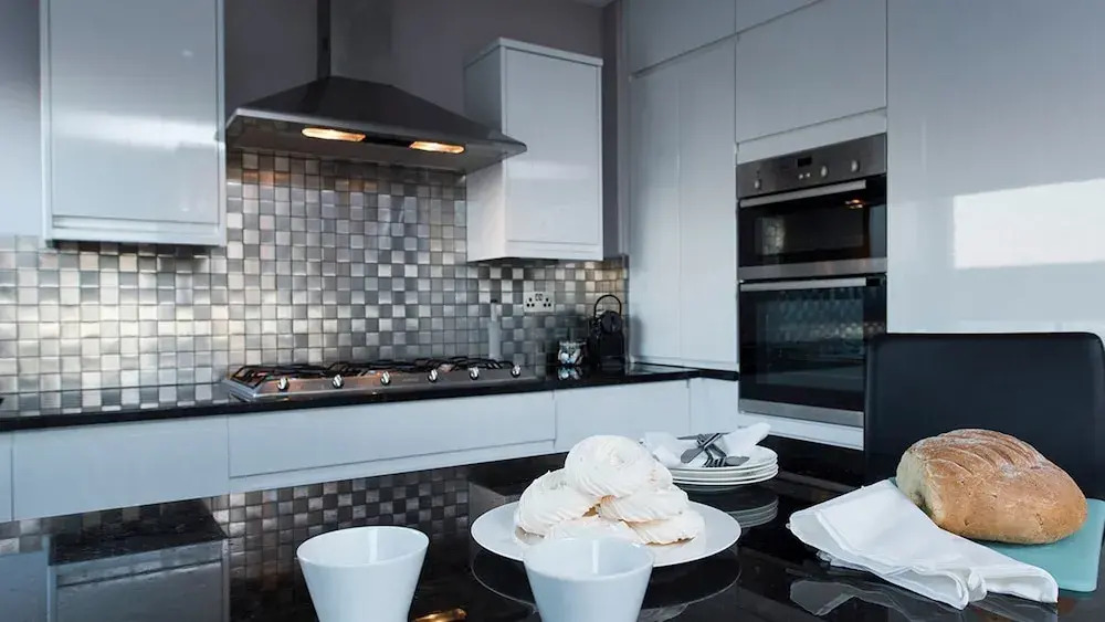 Bright Top Floor 2BR Central London – Great Views!