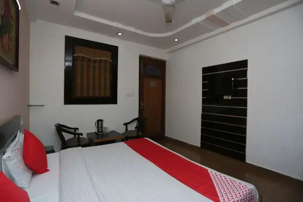 OYO 18870 Hotel Lajja Palace