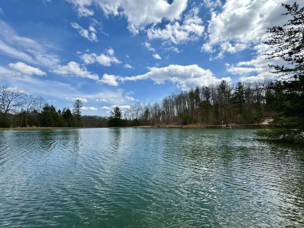 14 Guest, 7 Bed, 4 BR, Lakefront Cabin w/ Hot Tub