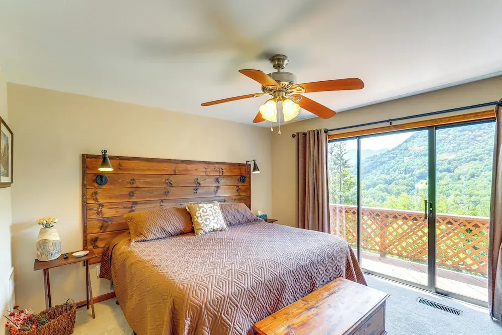 Maggie Valley Mountain Escape w/ Fireplace & Deck!