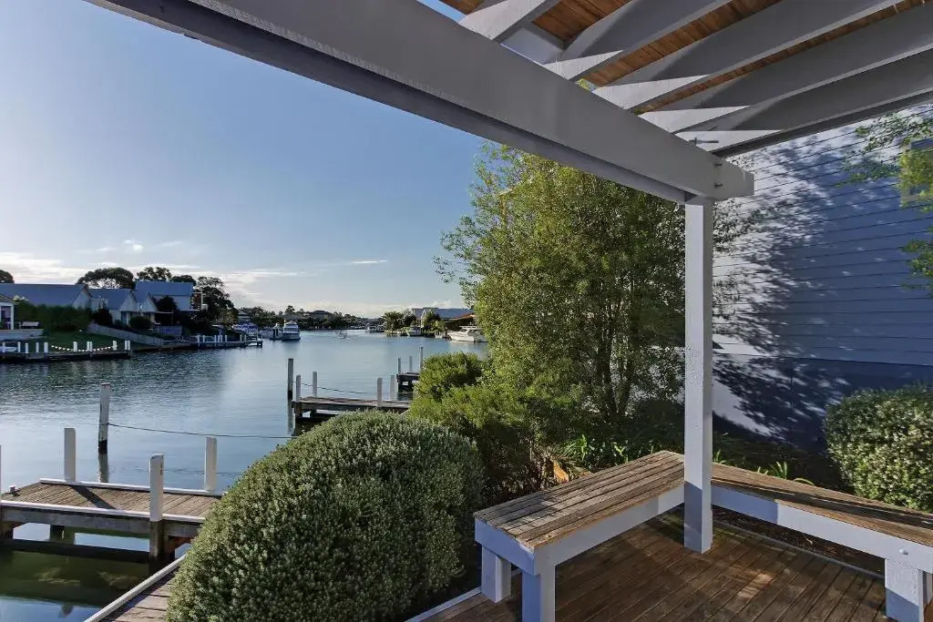 Captains Cove Resort - Absolute Waterfront Apartments