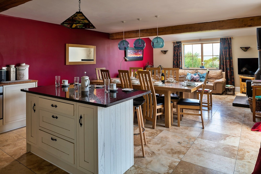 Cottage in Conwy With Hot Tub & Mountain Views
