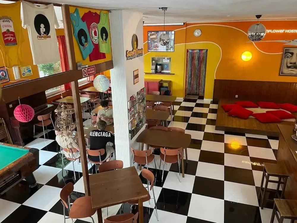Sunflower Beach Backpacker Hostel & Bar